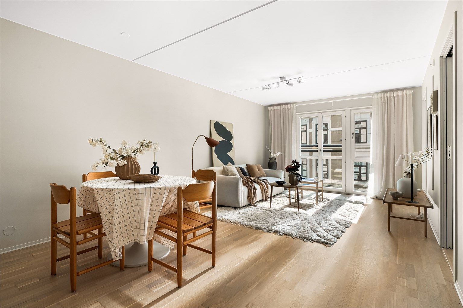 Stuen preges av store vindusflater som sørger for rikelig med naturlig lys. Foto: Oh Shots