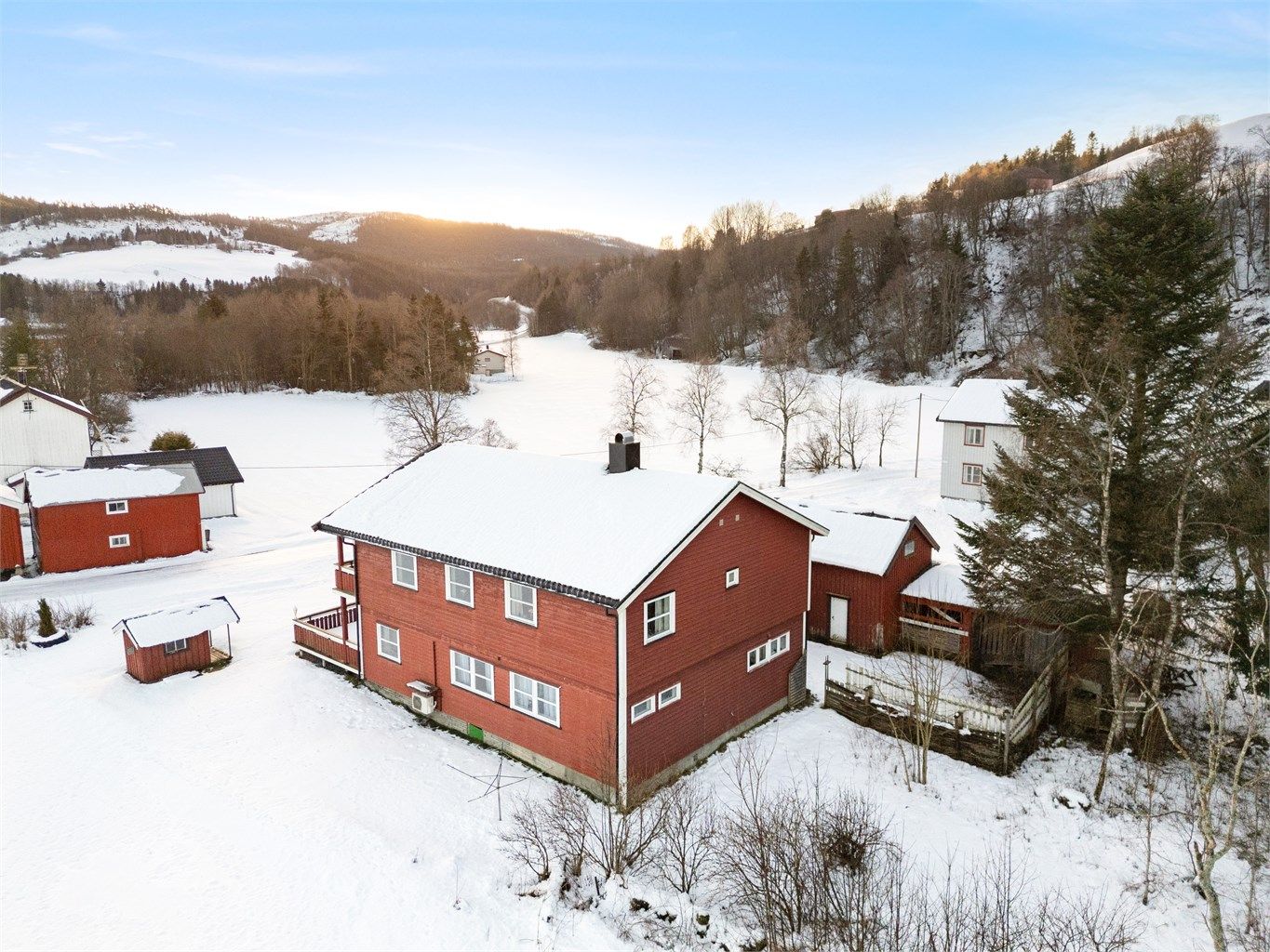 Det er også kort vei til et vakkert fjellterreng, og med kun en liten biltur når man flere av de populære utfartene i Trollheimen. 