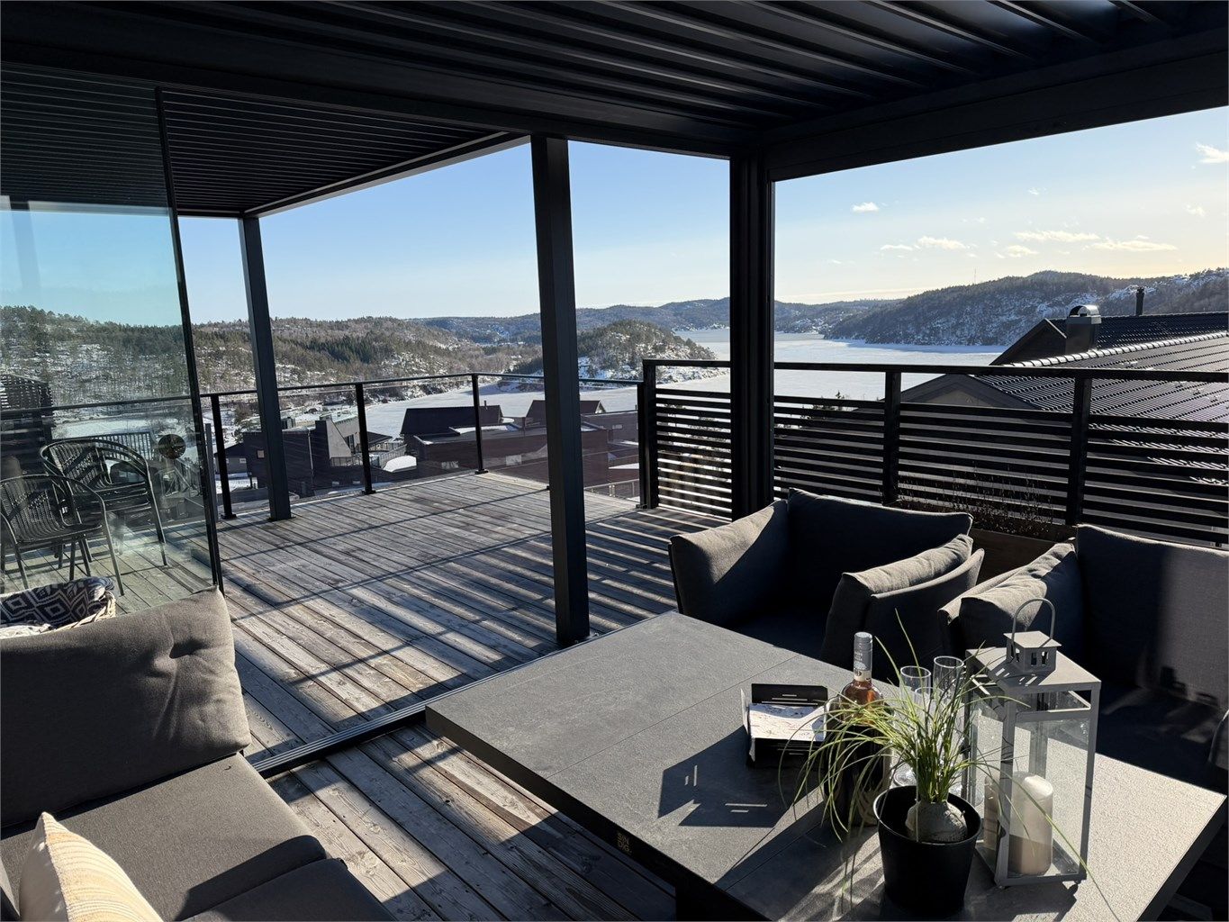 Man kan se havet også i klarvær fra takterrassen.