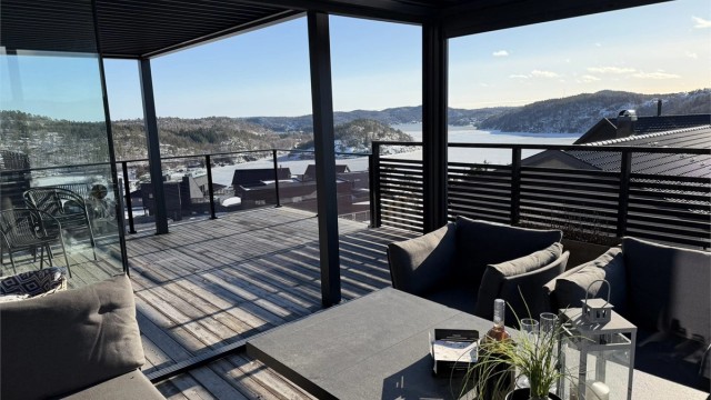 Man kan se havet også i klarvær fra takterrassen.