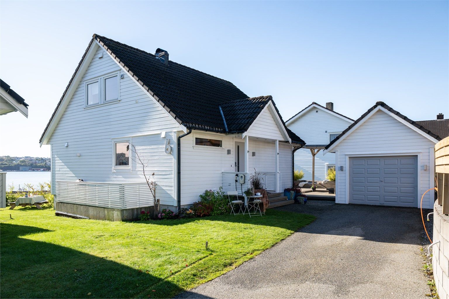 Inngangsparti og garasje (garasje ikke søkt om - godkjent oppført som carport. Endringer på vinduer utført- ikke godkjent)