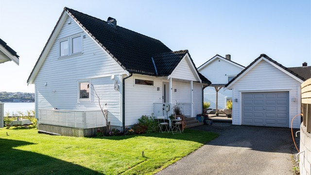 Inngangsparti og garasje (garasje ikke søkt om - godkjent oppført som carport. Endringer på vinduer utført- ikke godkjent)