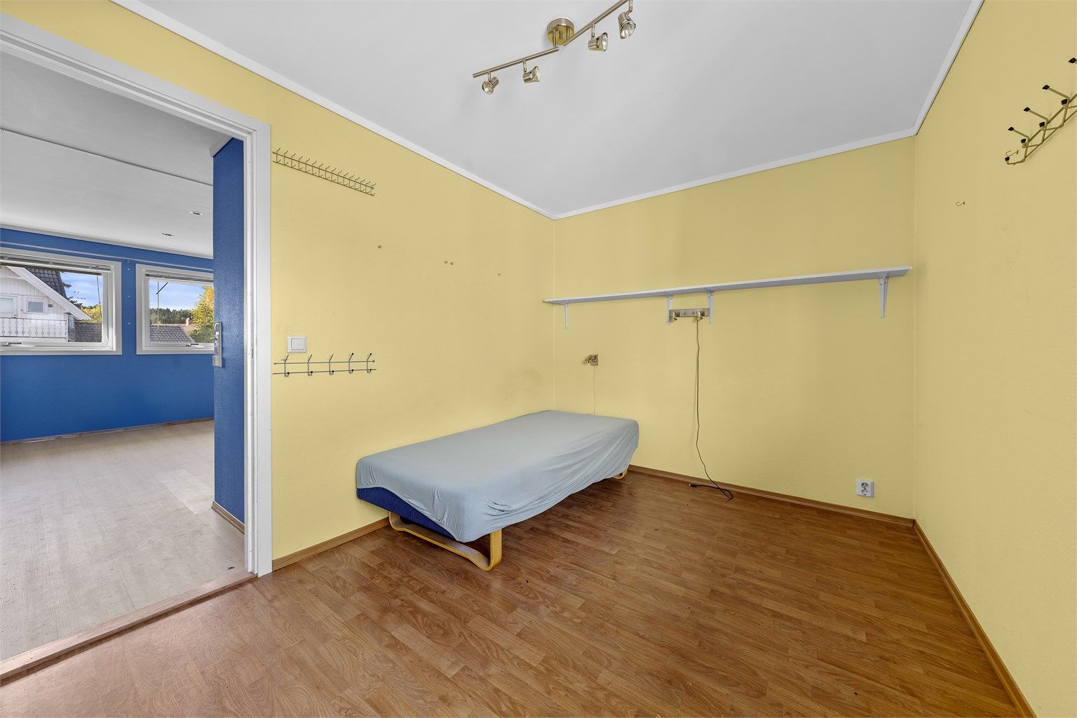 Soverom med skyvedørsgarderobe