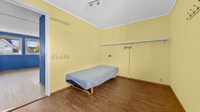 Soverom med skyvedørsgarderobe