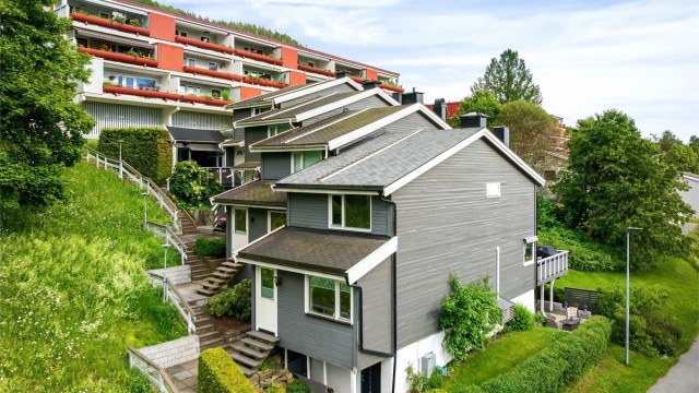 Her har dere gangavstand til barneskoler, barnehager, nærbutikk og marka. I nærområdet har dere også lekeplasser og fotballbane.