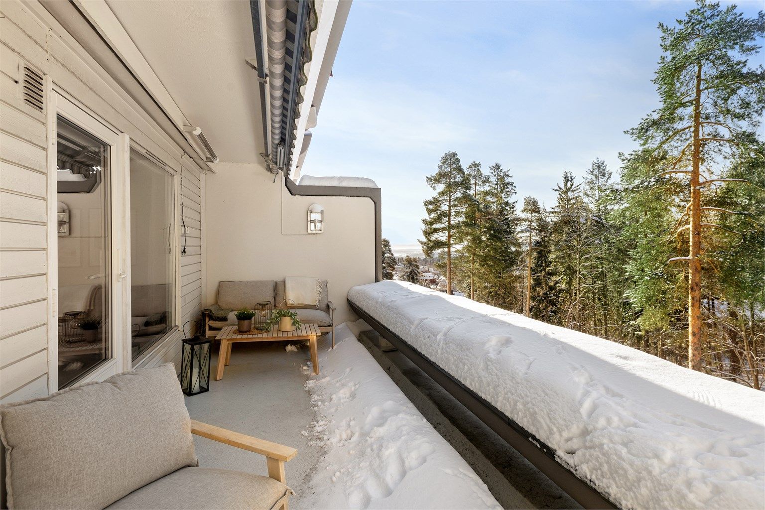 Fra stuen er det utgang til en stor, sydvestvendt balkong på 12 m² med gode solforhold og fjordgløtt. Foto: Trond Walsø / Walso Work