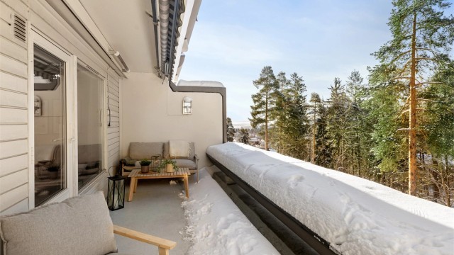 Fra stuen er det utgang til en stor, sydvestvendt balkong på 12 m² med gode solforhold og fjordgløtt. Foto: Trond Walsø / Walso Work