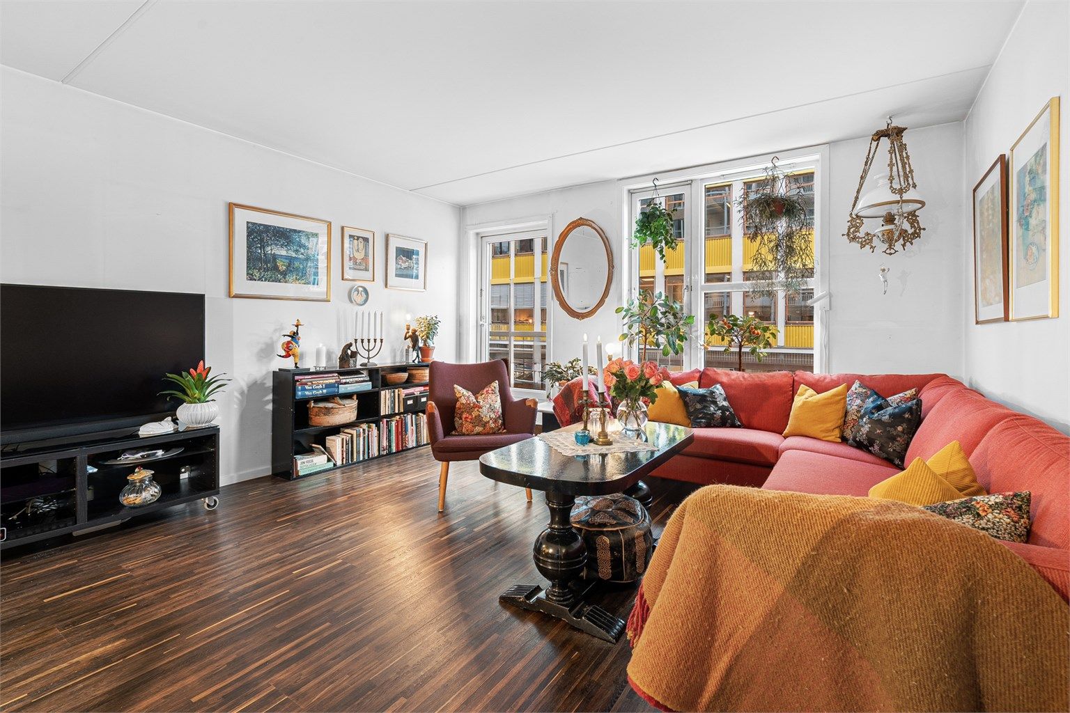 Stuen er av romslig størrelse med god plass til sofagruppe med tilhørende salongbord og tv-benk.