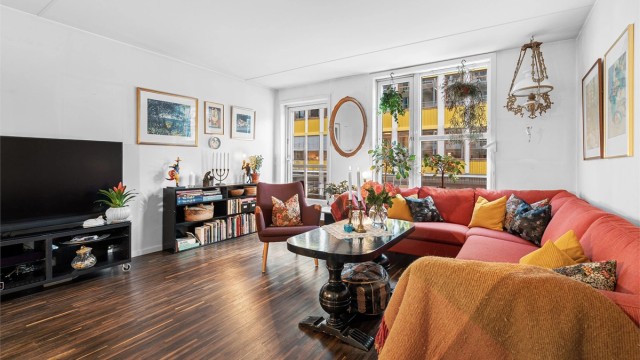 Stuen er av romslig størrelse med god plass til sofagruppe med tilhørende salongbord og tv-benk.