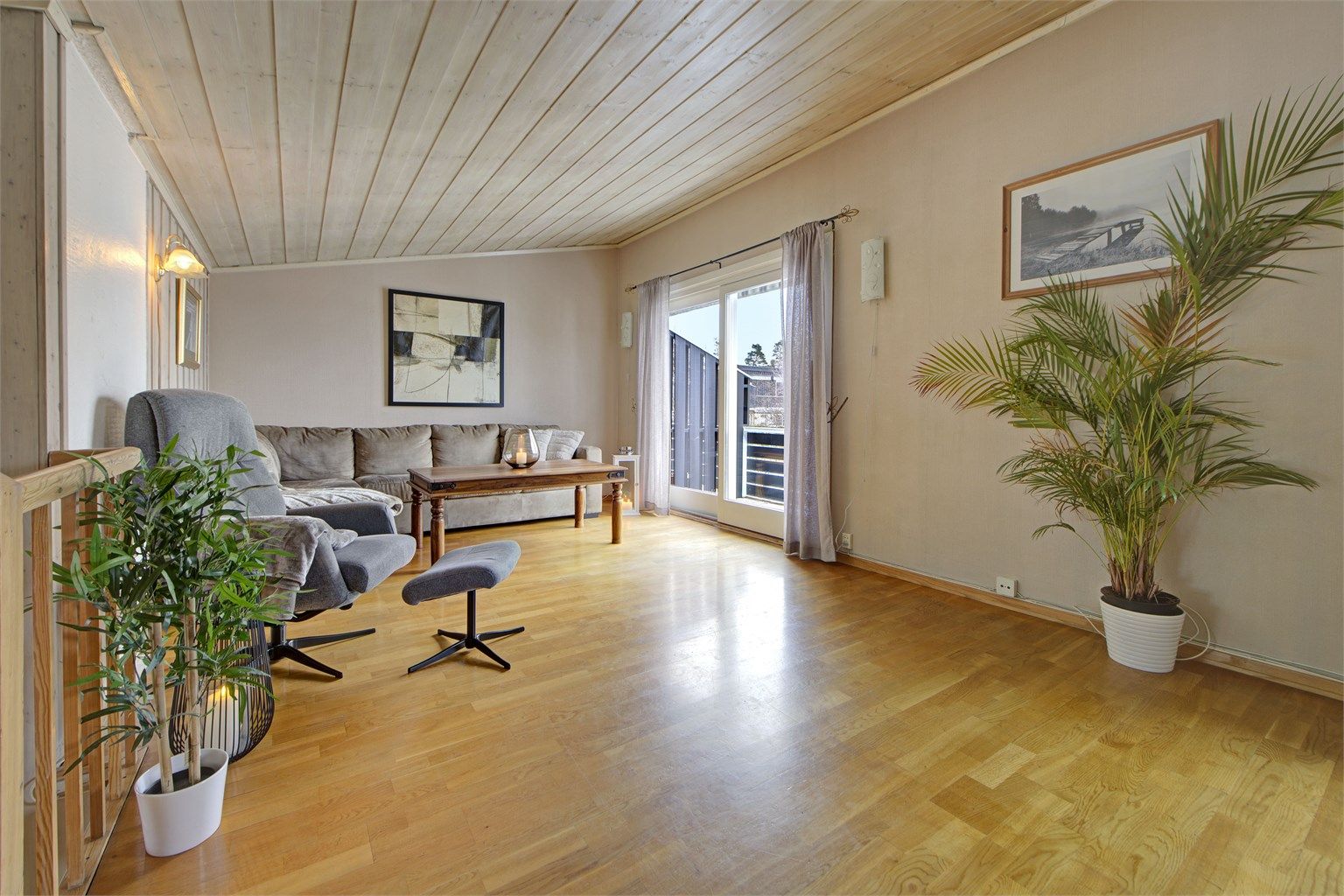 2. etasje - stue - stor stue med god plass til sofaløsning, spisebord, m.m. - utgang til solrik balkong via skyvedør