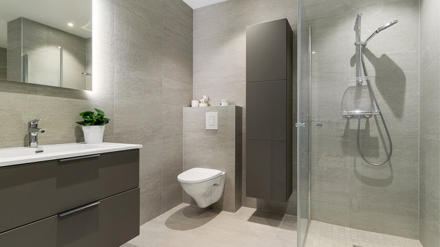 Badet har integrert belysning i speilet, i tillegg til spotter i tak