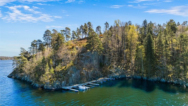 Bryggeanlegget ligger skjermet til, ca. 200 meter fra hytta.