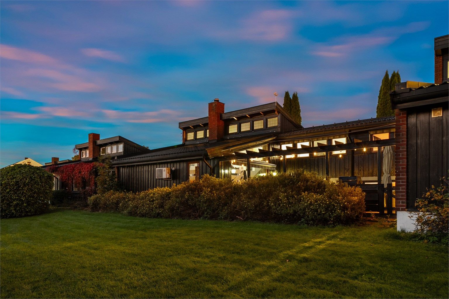 Her bor du i et attraktivt nabolag bestående av 29 unike atriumhus tegnet av arkitekt Ola-Petter Hjorth. Fasadene er hovedsakelig i teglstein som gir mindre behov for vedlikehold. 