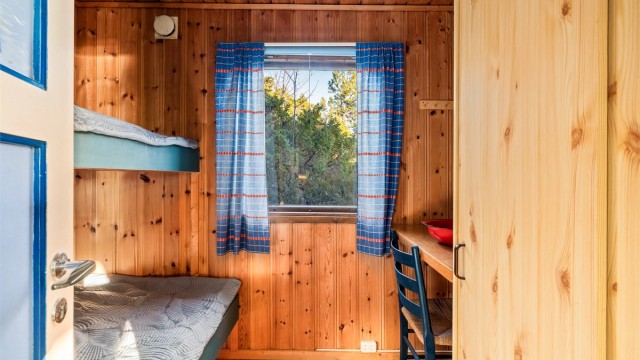Soverom i hytta har plassbygde køyer.