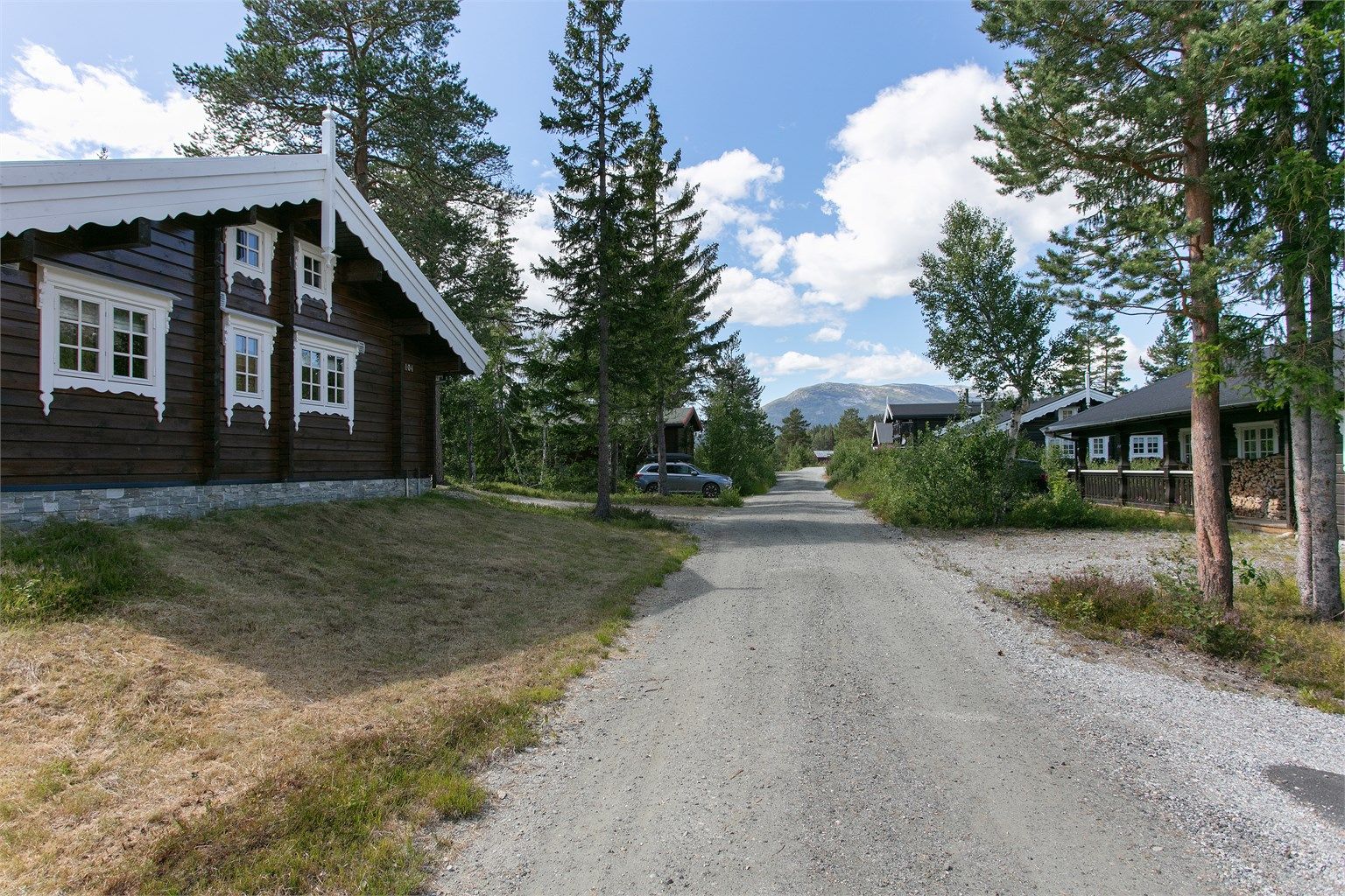 Kort gangavstand til sentrum med butikk, på ca. 500 meter.