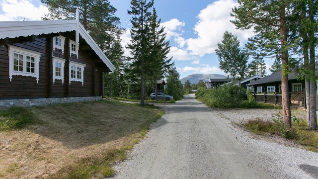 Kort gangavstand til sentrum med butikk, på ca. 500 meter.