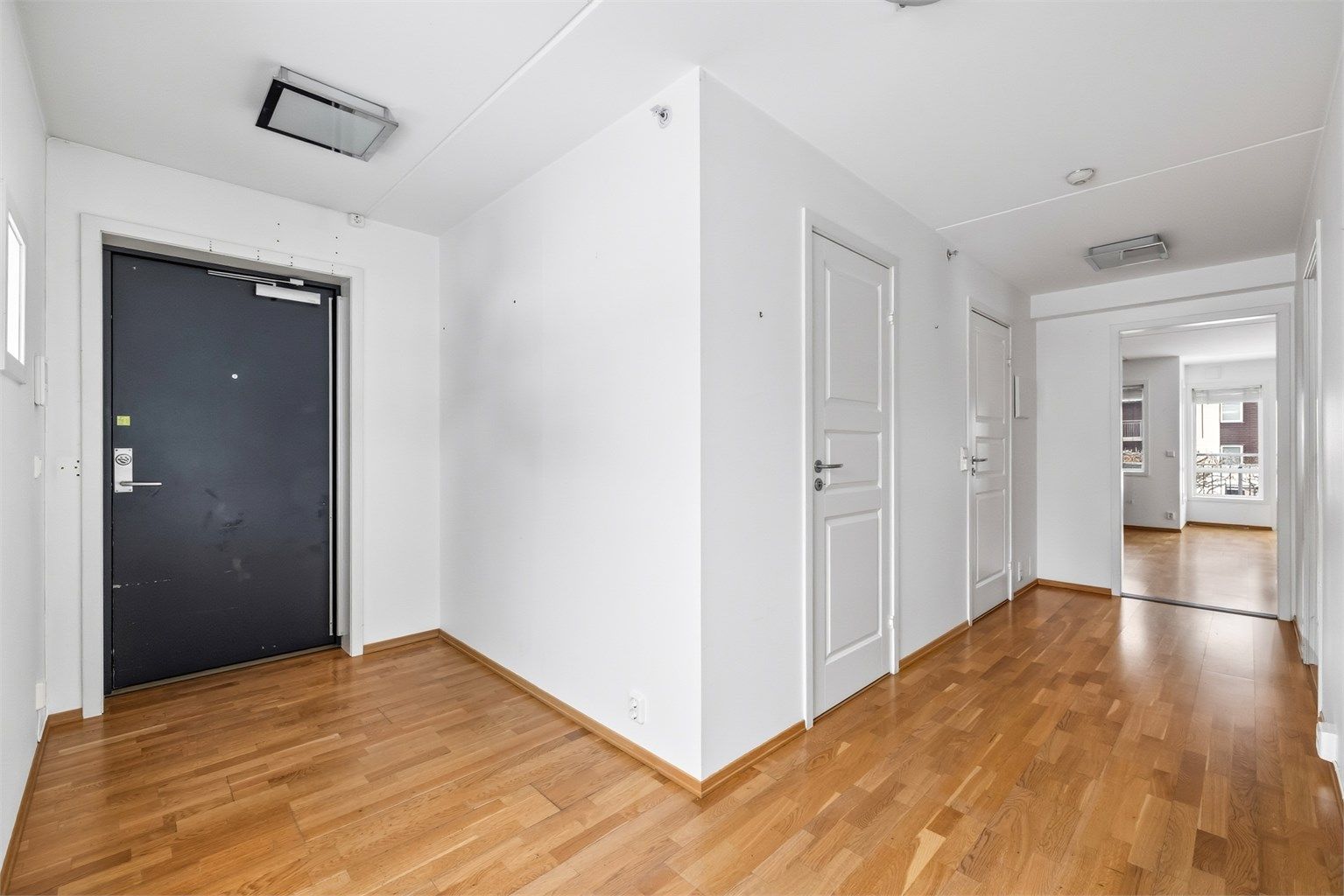 Leiligheten er lys og gjennomgående med parkett på gulv. Praktisk bod i tilknytning til entre