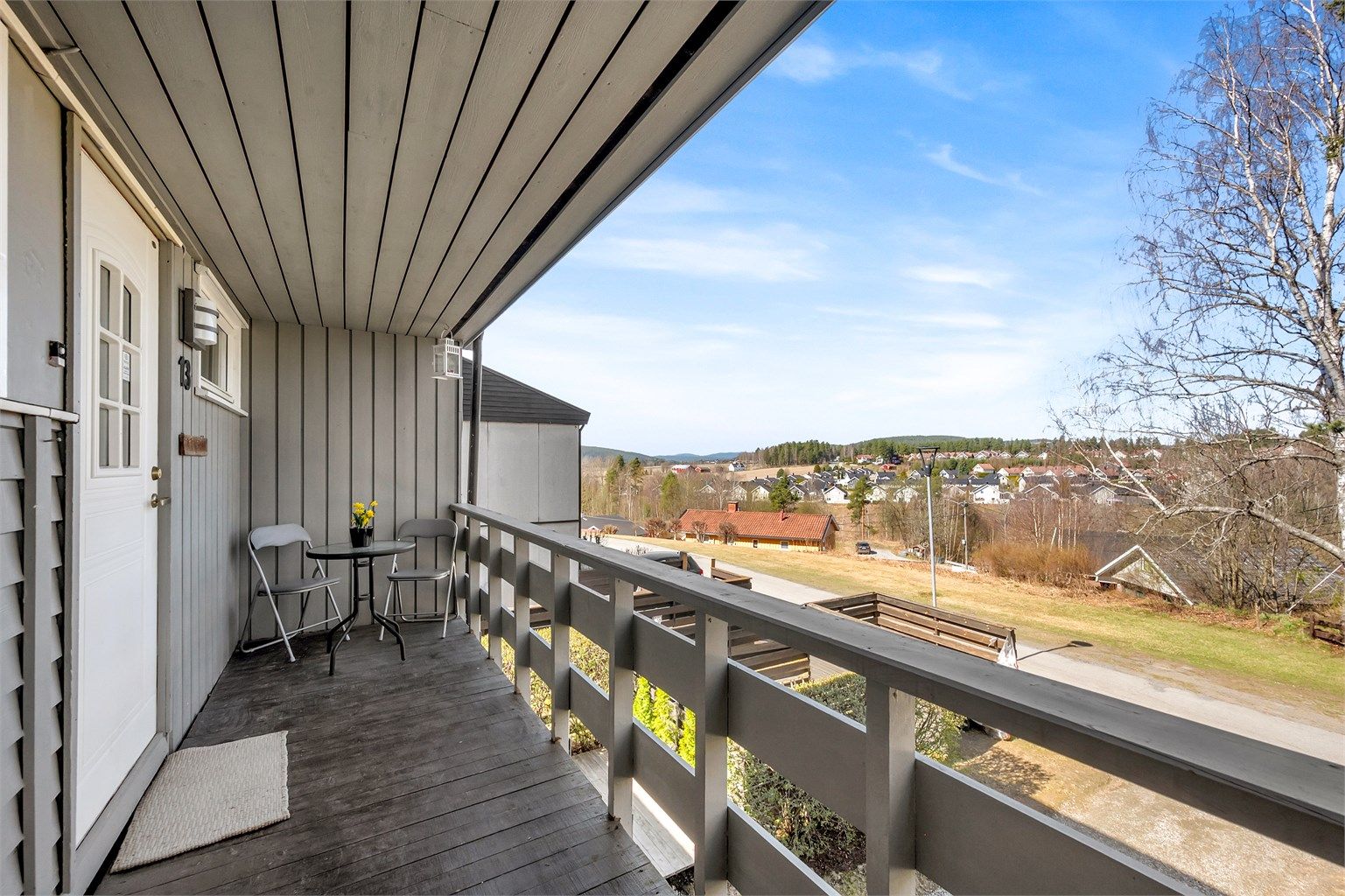 Romslig balkong med gode solforhold og fritt utsyn. 