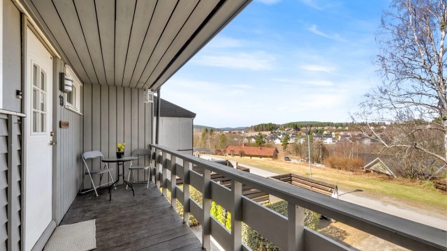 Romslig balkong med gode solforhold og fritt utsyn.