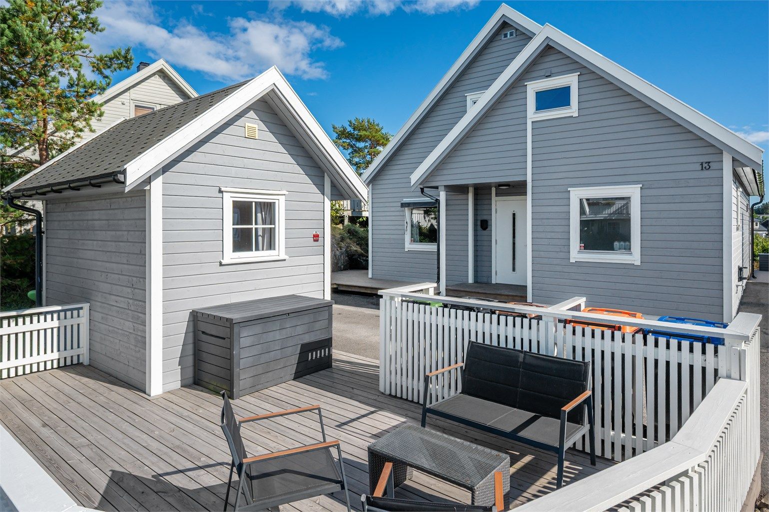 Hyggelig uteplass ved inngangspartiet med plass for sittegruppe.