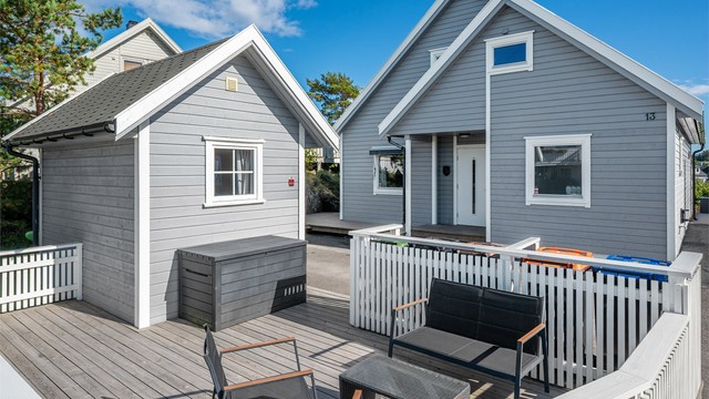 Hyggelig uteplass ved inngangspartiet med plass for sittegruppe.