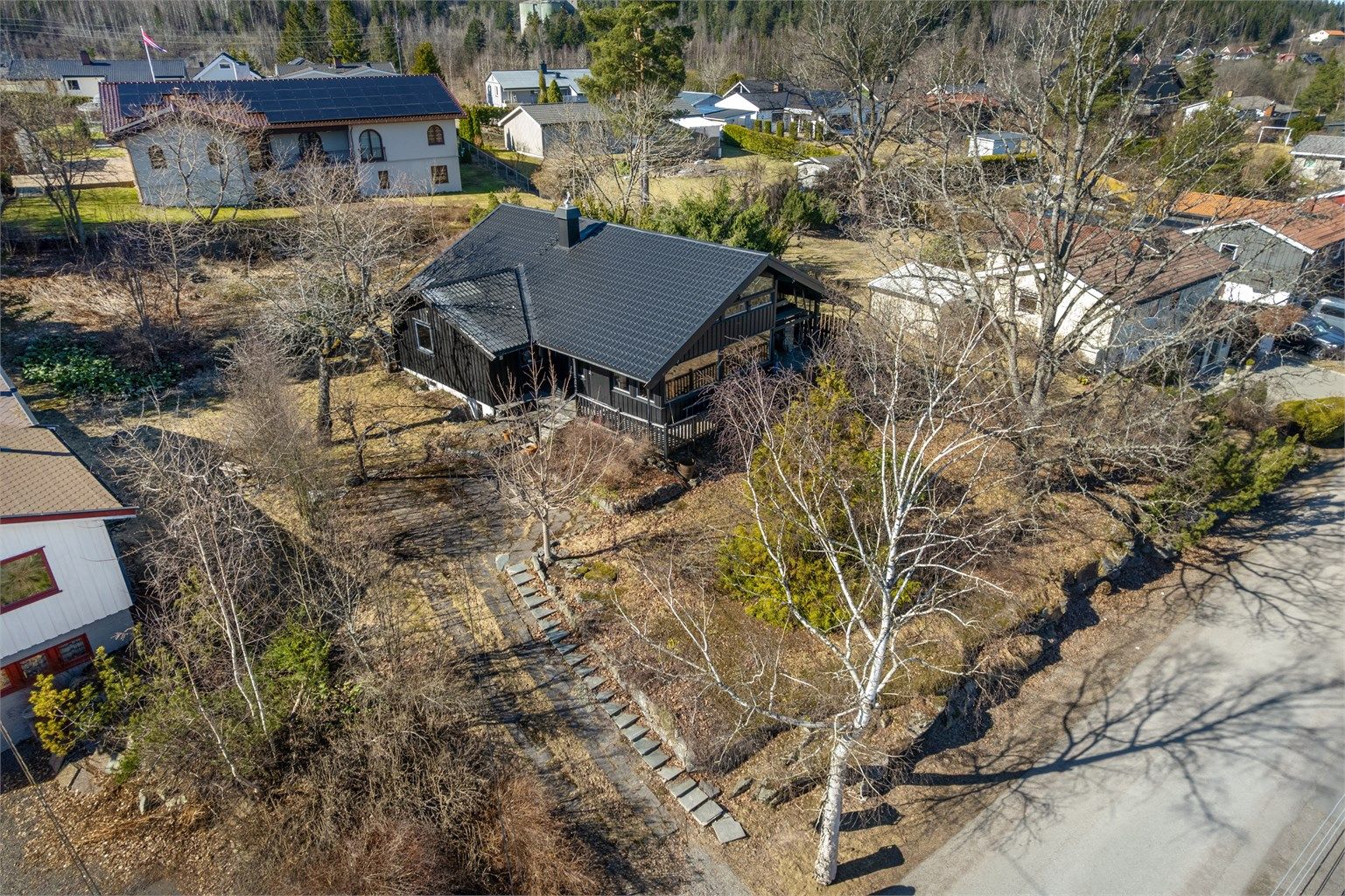 Eiendommen ligger fint til med både utsikt og gode solforhold