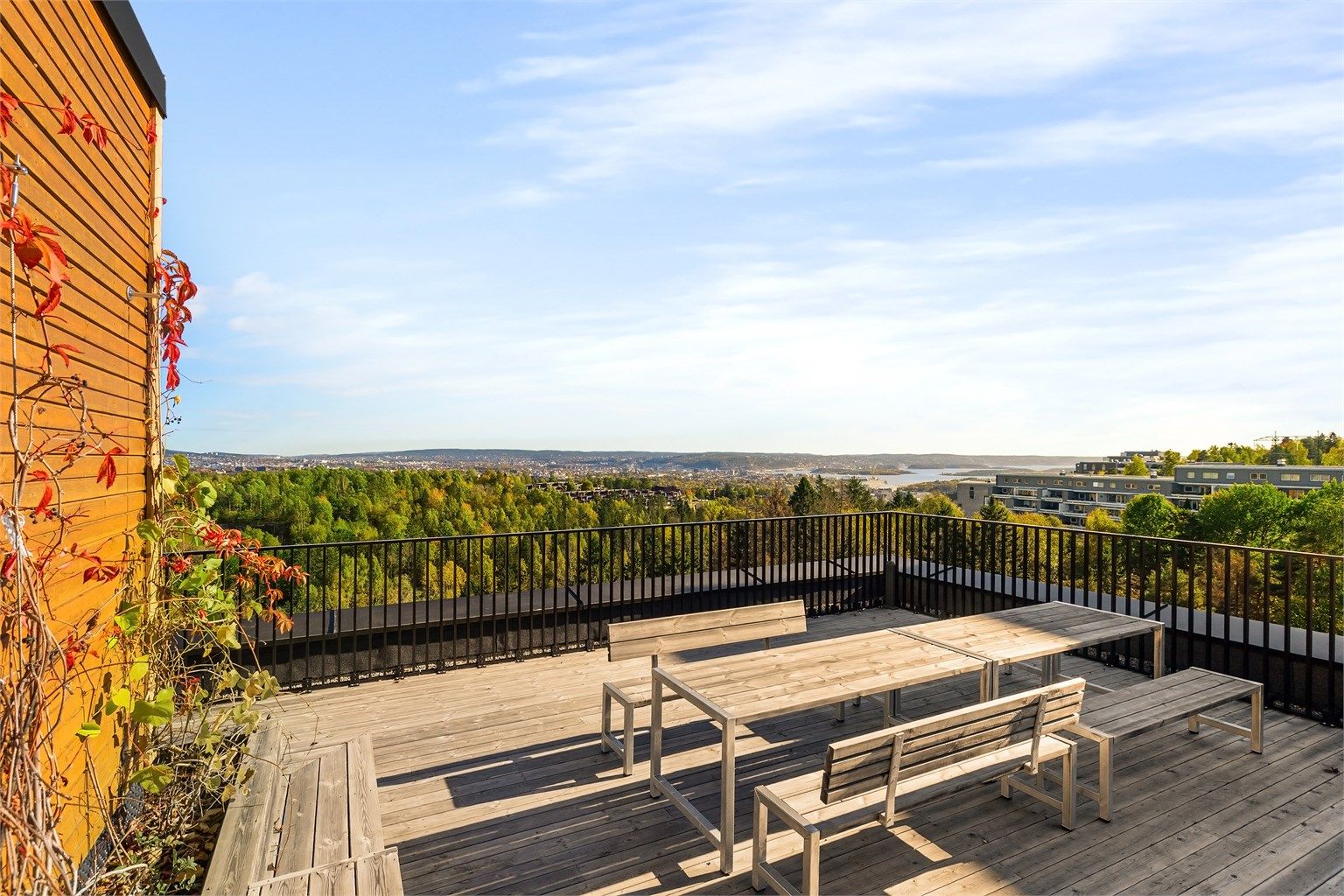 Felles takterrasse med hyggelige sittegrupper og god plass til å nyte fine dager utendørs.