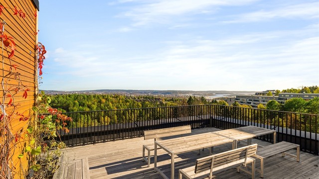 Felles takterrasse med hyggelige sittegrupper og god plass til å nyte fine dager utendørs.
