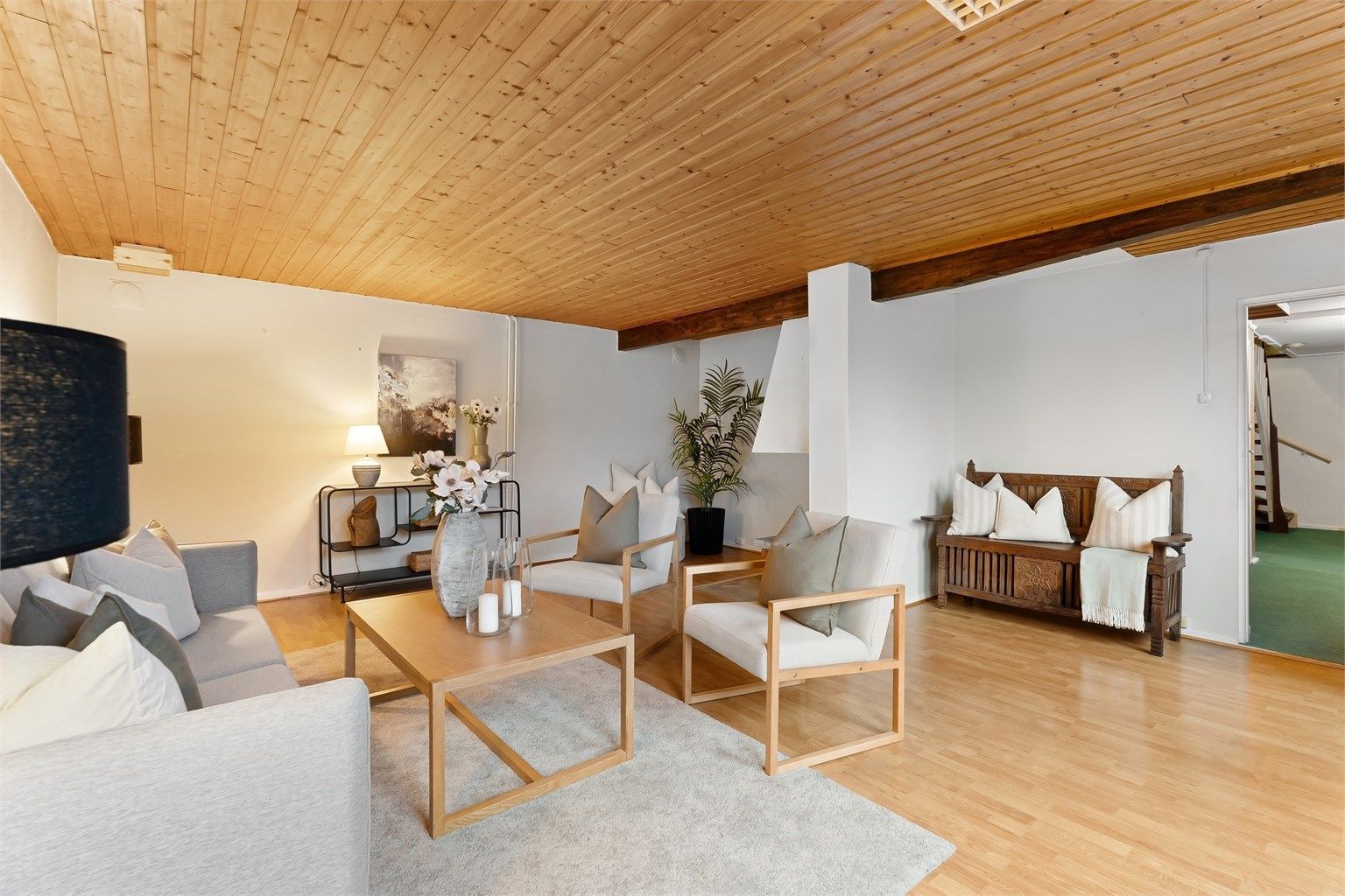 Også denne stuen gir god plass til en sofagruppe og møblement.