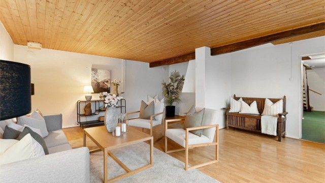 Også denne stuen gir god plass til en sofagruppe og møblement.