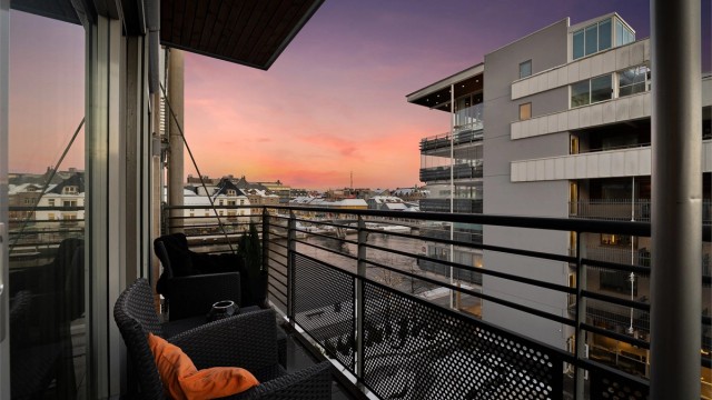 Leiligheten i Gamle Beddingvei 25 presenteres av Karl Robert Hansen i Krogsveen. Fotograf; Kristoffer Kristiansen.