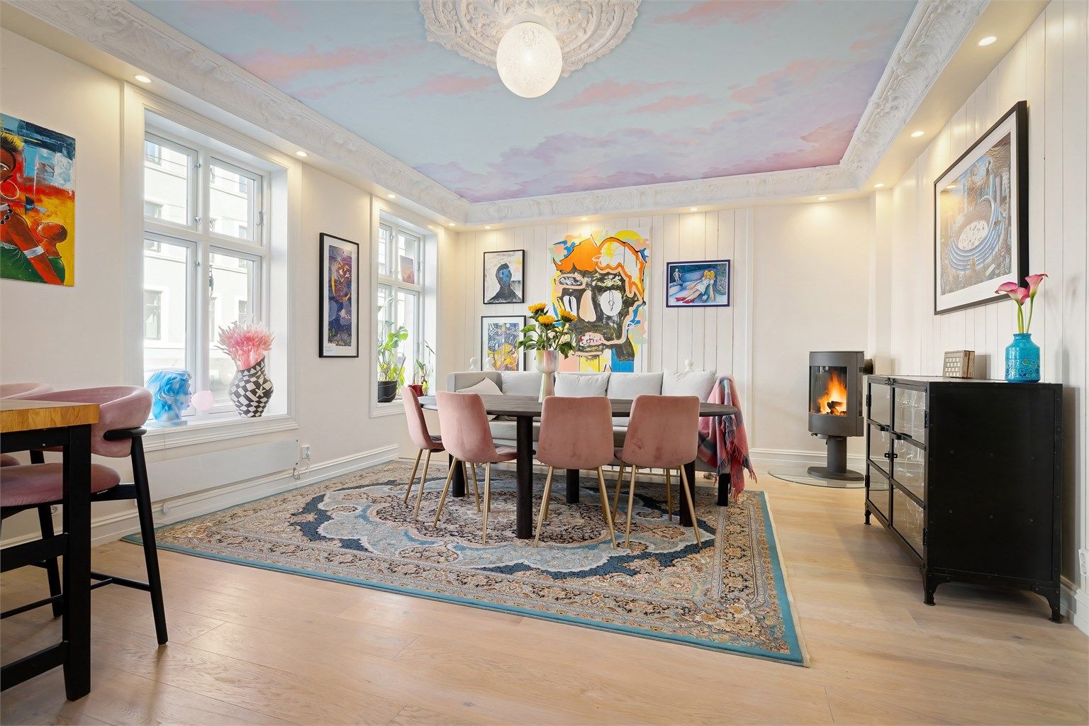 Store vindusflater slipper inn rikelig med lys, mens god takhøyde, stukkatur og rosett gir boligen et særpreg og en tidløs eleganse.