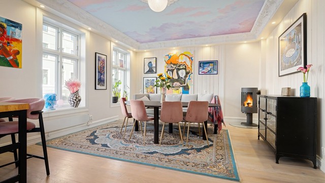 Store vindusflater slipper inn rikelig med lys, mens god takhøyde, stukkatur og rosett gir boligen et særpreg og en tidløs eleganse.