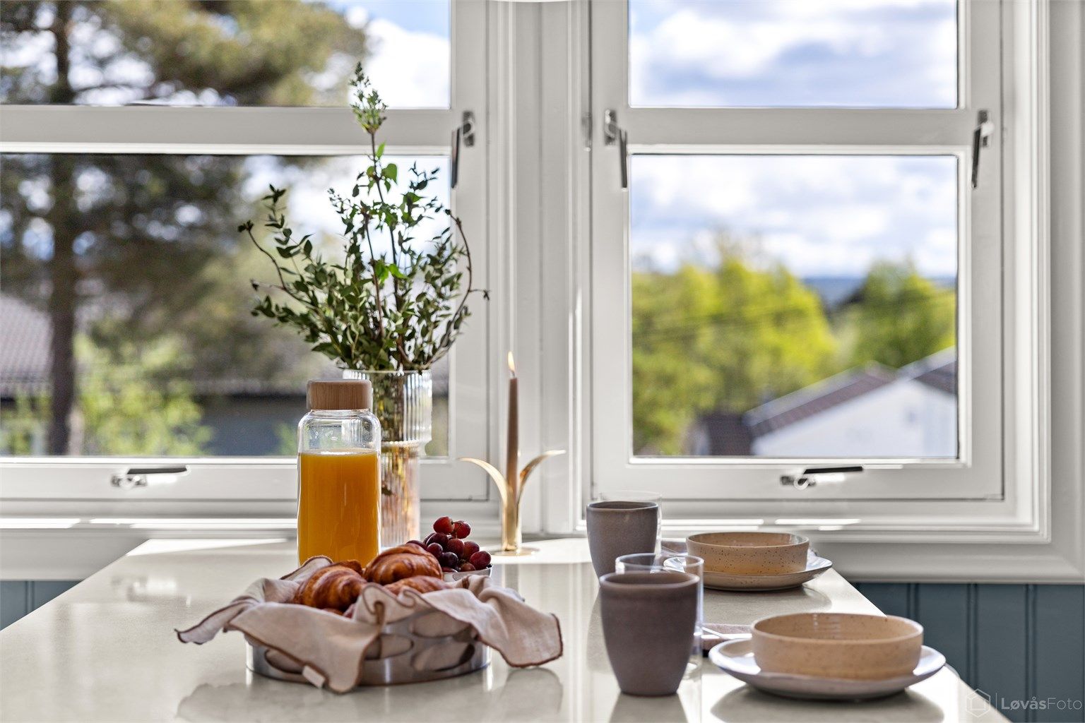 Fra frokostplassen kan man nyte utsikten over nærområdet.