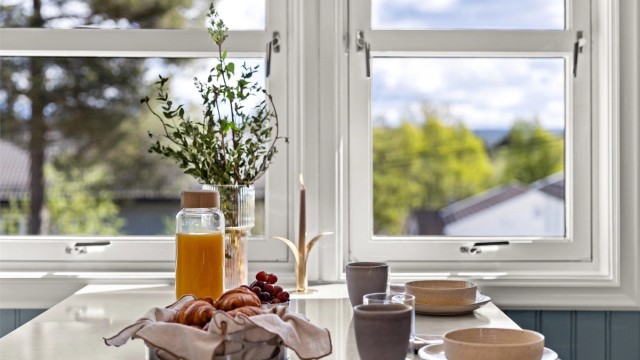Fra frokostplassen kan man nyte utsikten over nærområdet.