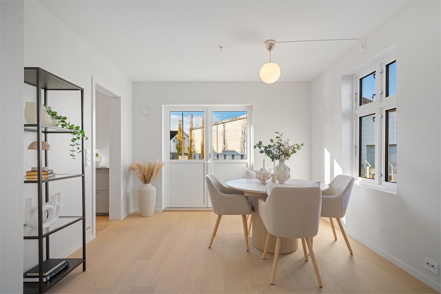 Stue med mye naturlig dagslys