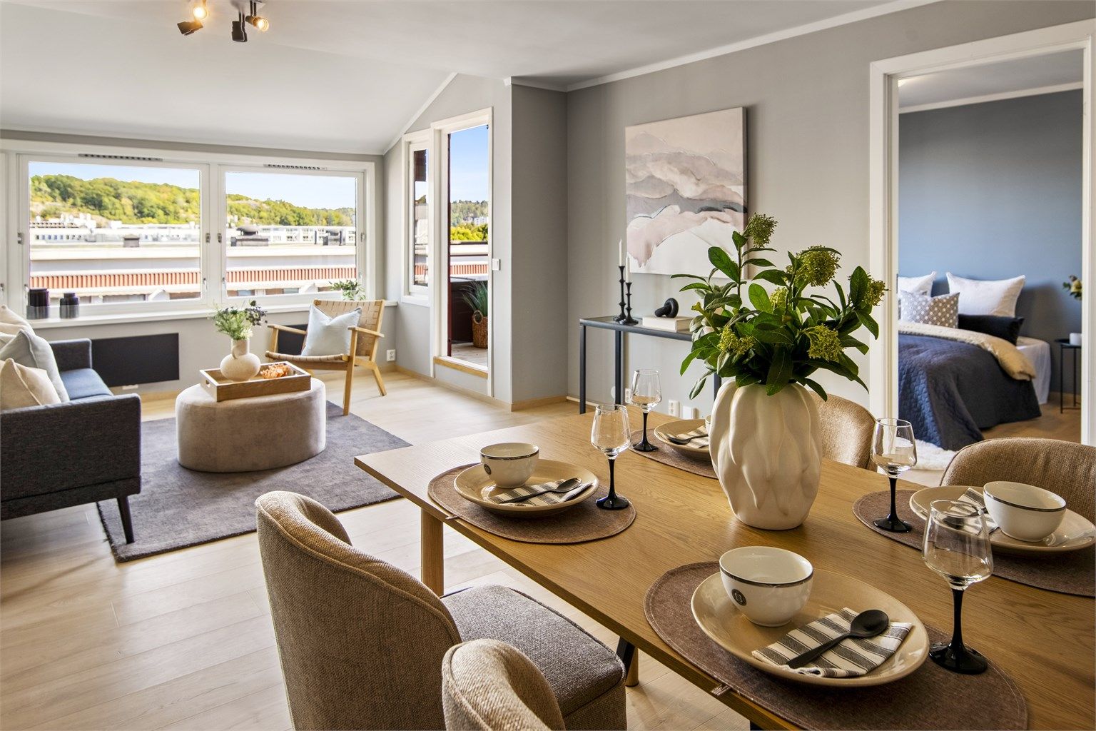Store vindusflater gir godt med naturlig lys.
Foto: [Fotograf Magik]