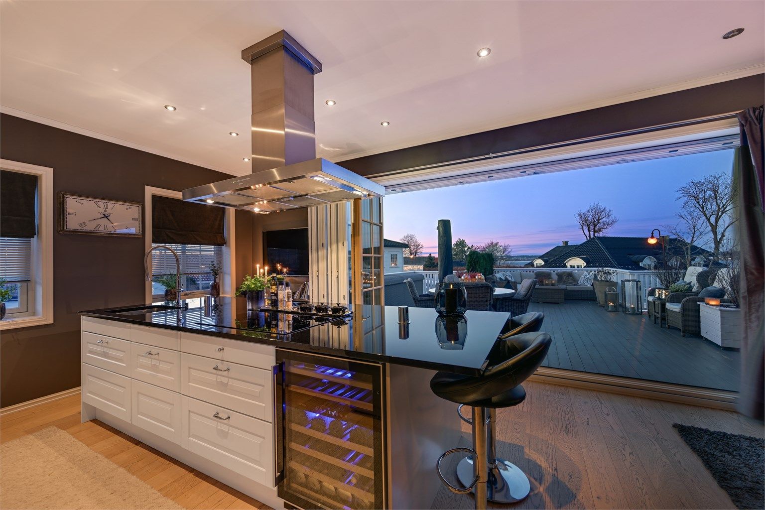 Fra kjøkken/spisestue er det montert store skyvedører/terrassedører som leder ut til en  svært delikat terrasse med gode solforhold og med god plass til både sittegrupper og solsenger.