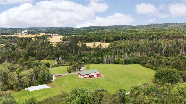 Et vidstrakt utsyn over eiendommen og nærområdet i Indre Østfold.