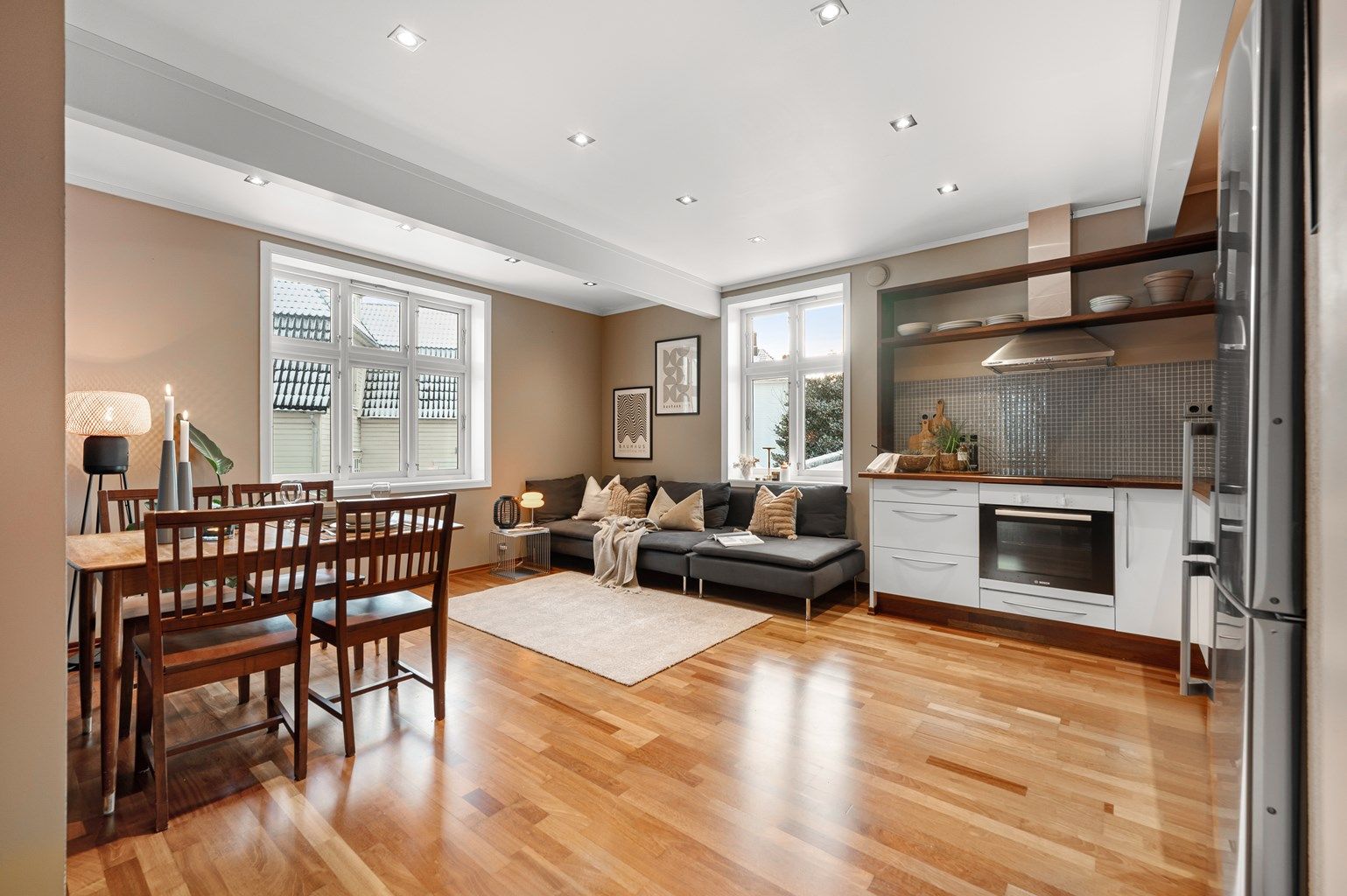 Romslig og fin toppleil. m/urban og tilbaketrukket beliggenhet på Storhaug. Fint bad, 2 stuer, parkering i carport. 