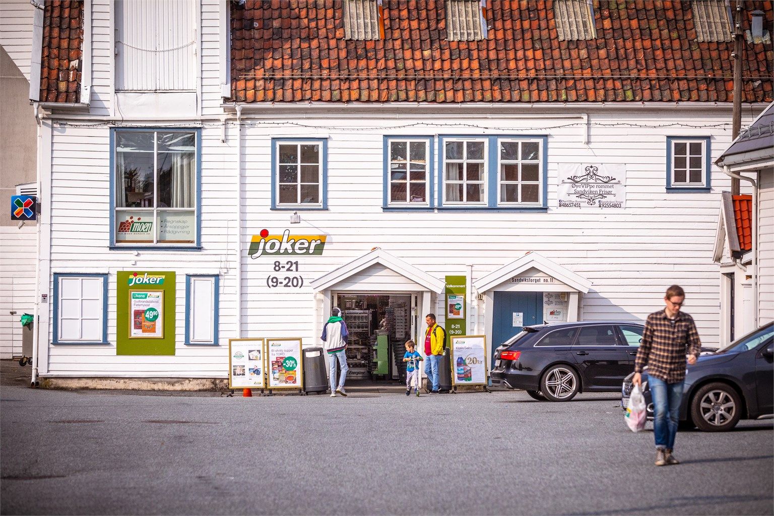 Nærbutikken Sandviken ligger kun tre minutters gange unna for enkel dagligvarehandel.