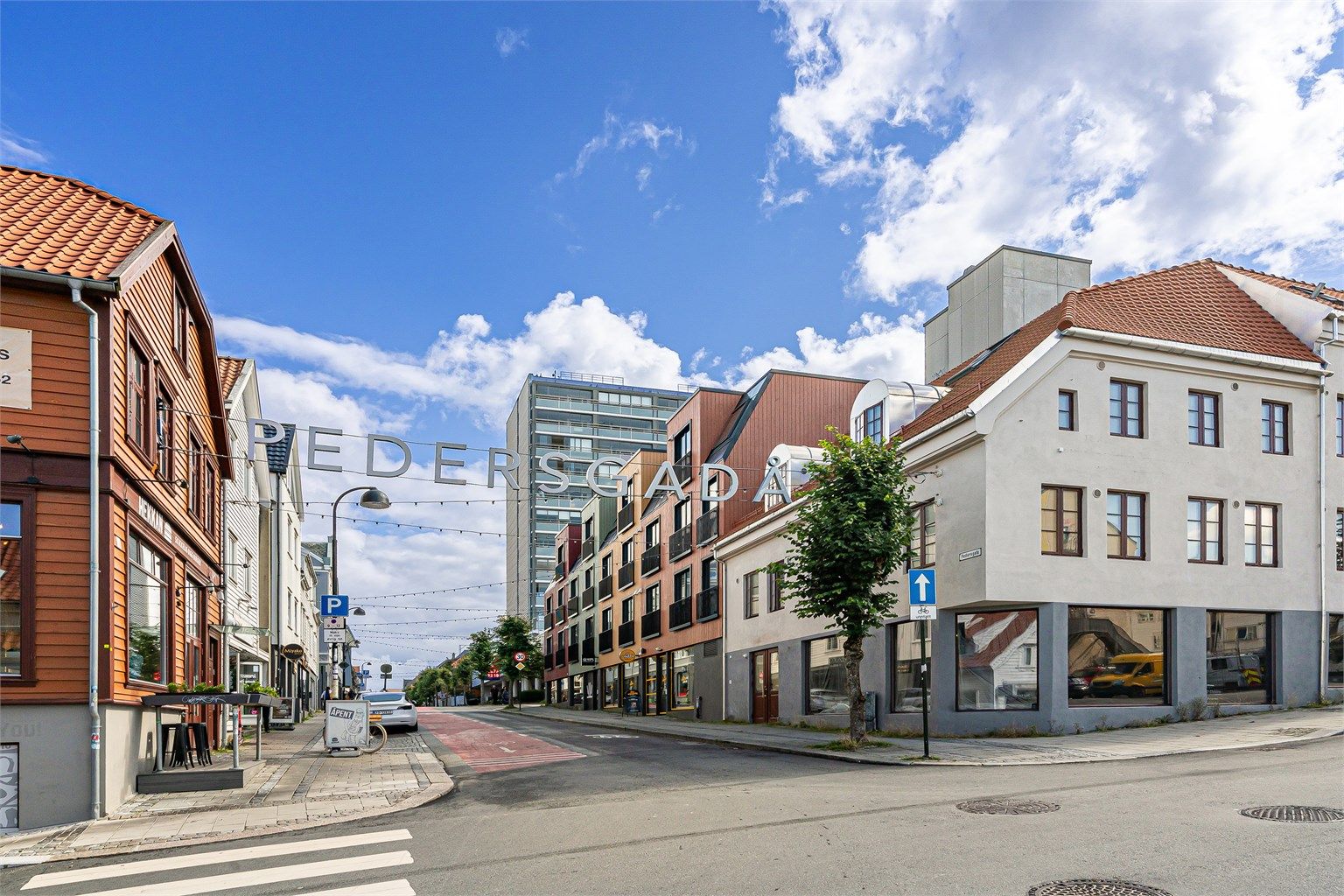 Kort avstand til populære Pedersgata, en sjarmerende gate med et mangfold av spisesteder.