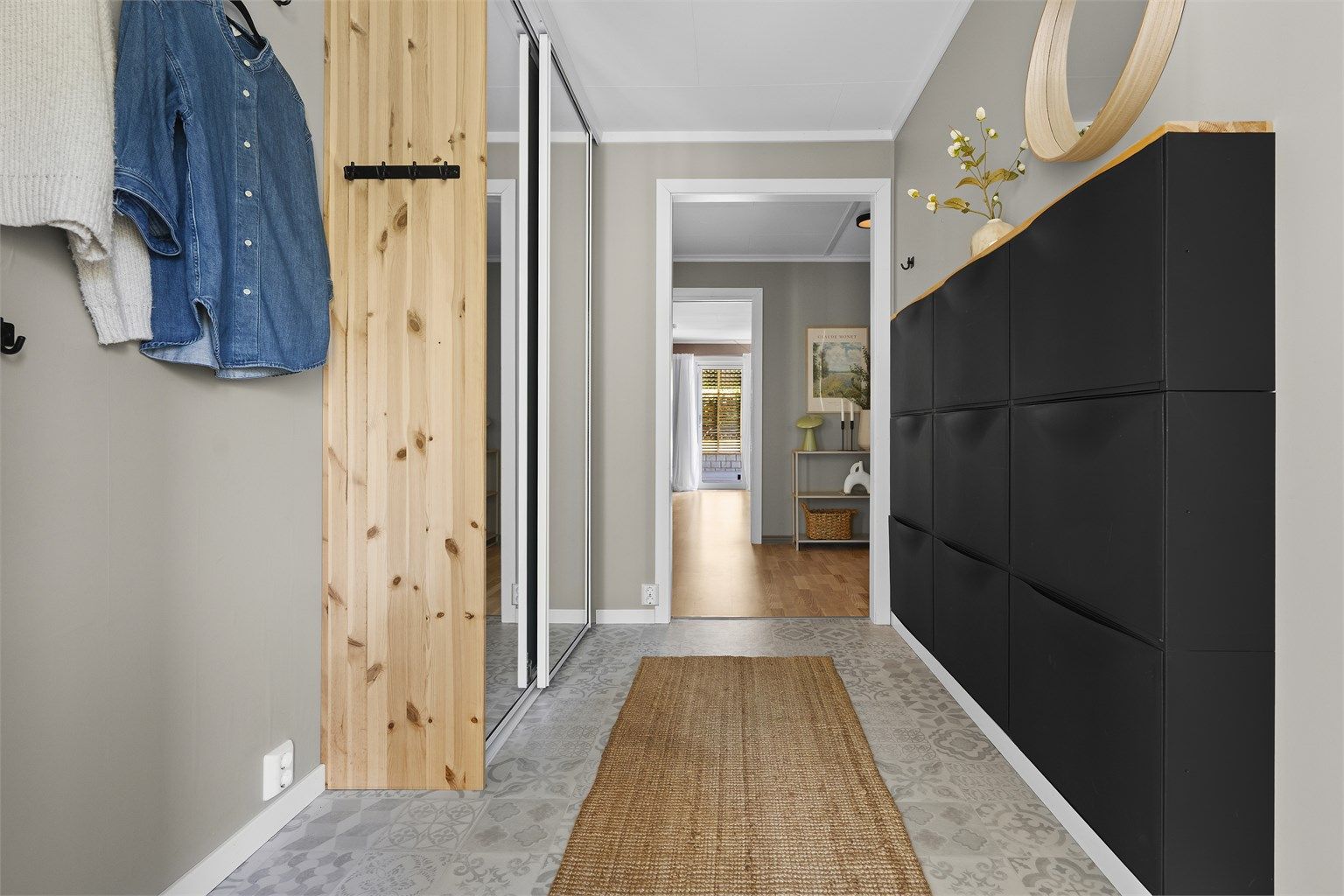 Entré med skyvedørsgarderobe m/speil og gode oppbevaringsløsninger