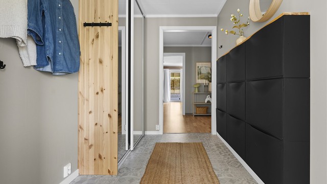 Entré med skyvedørsgarderobe m/speil og gode oppbevaringsløsninger