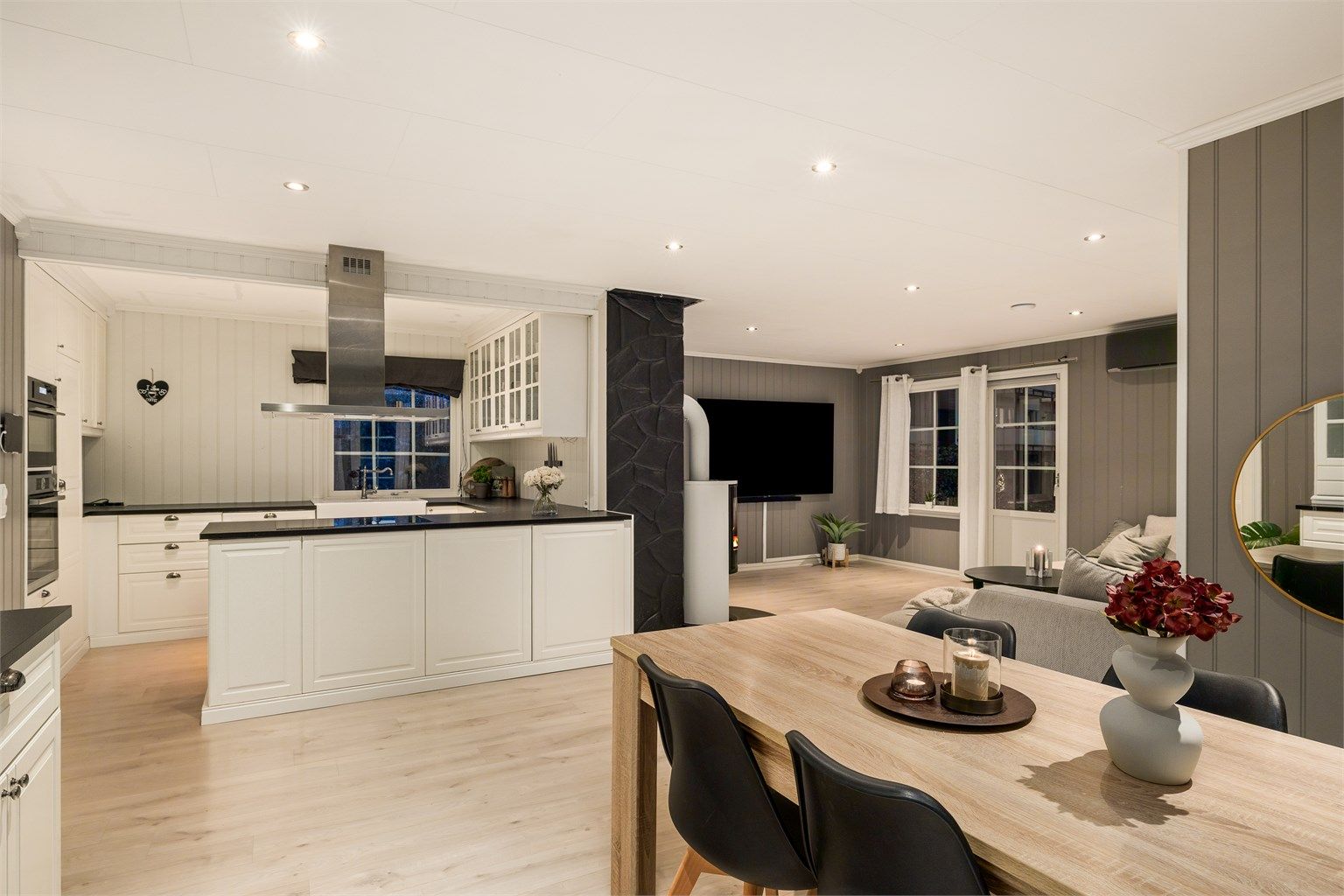 Boligen har en lys og åpen planløsning med god plass til hele familien.