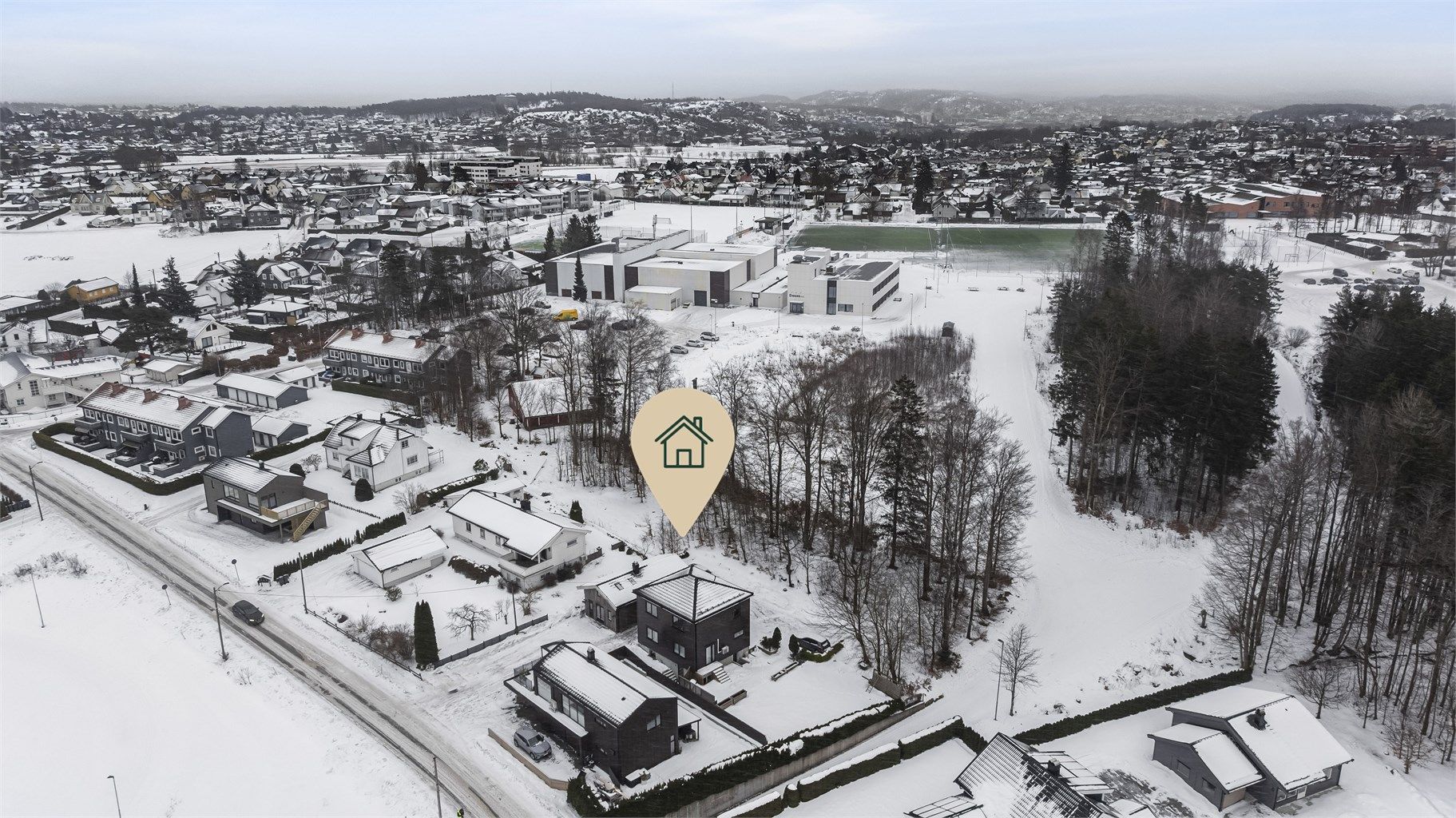 Boligen har en perfekt beliggenhet for den aktive barnefamilien, med kort vei til «alt» og Runar idrettspark rett i nærheten. Attraktiv og sentral beliggenhet på Haukerød, et av Sandefjords mest populære og familievennlige områder.