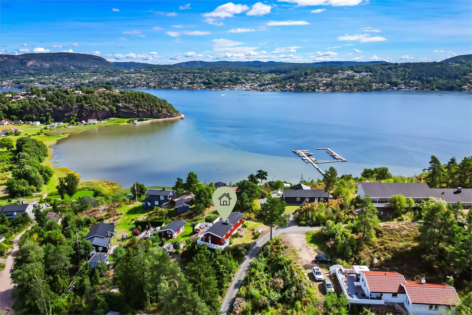 Det er kort gangavstand ned til fjorden med badestrand og bryggeanlegg (sør-Krok, Baskomti og Sand). 