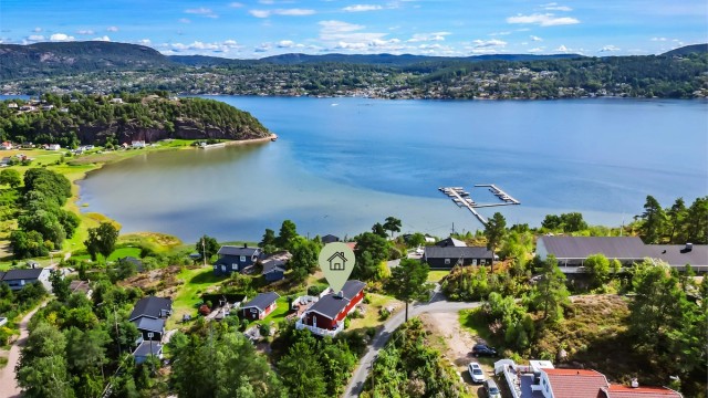 Det er kort gangavstand ned til fjorden med badestrand og bryggeanlegg (sør-Krok, Baskomti og Sand).