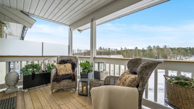 Ved inngangspartiet møtes du av en lun og hyggelig balkong på ca. 8 kvm – et perfekt sted for morgenkaffen i solen.