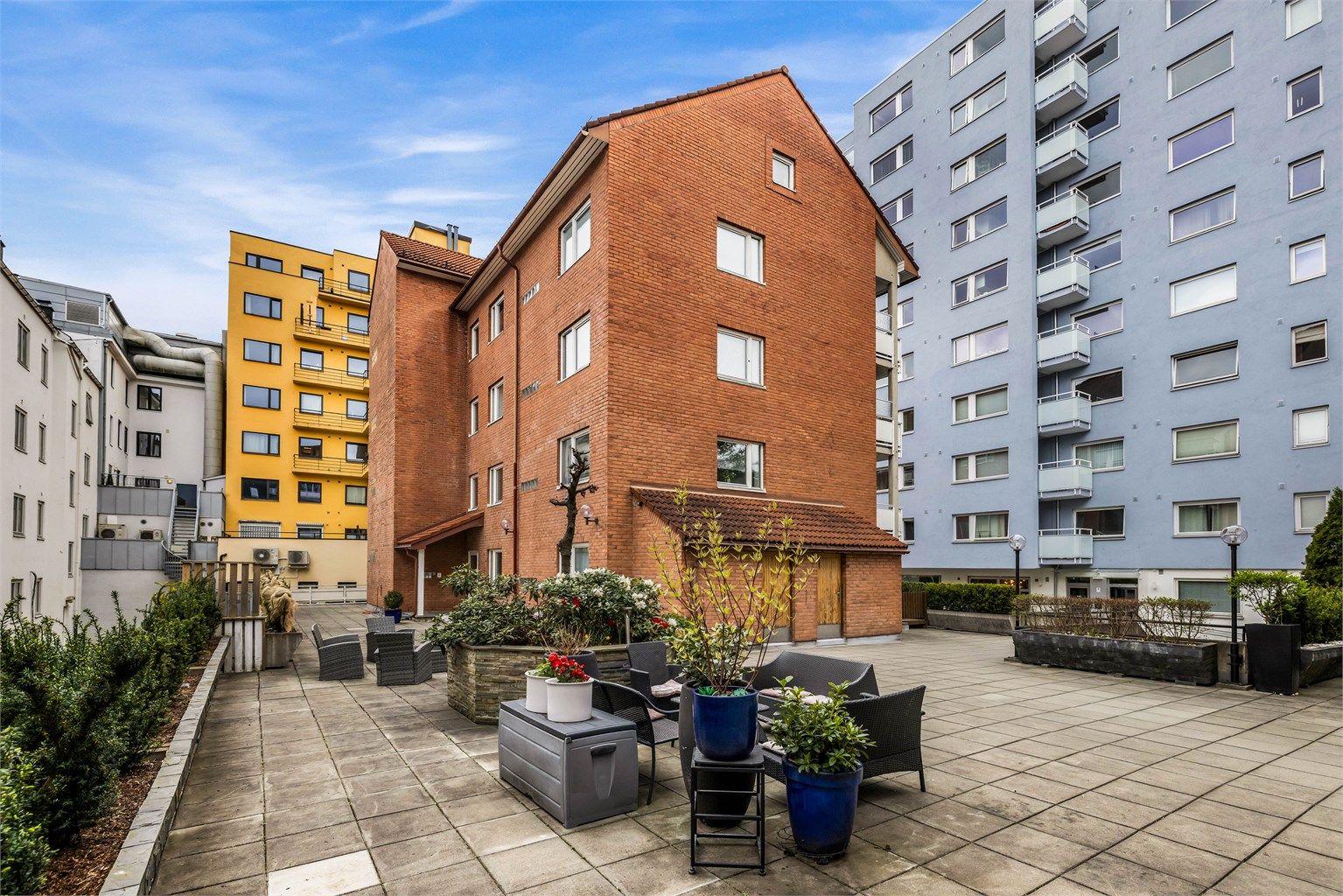  Sameiet består av tomt opparbeidet med blant annet asfaltert inngangsparti og diverse beplantning. 